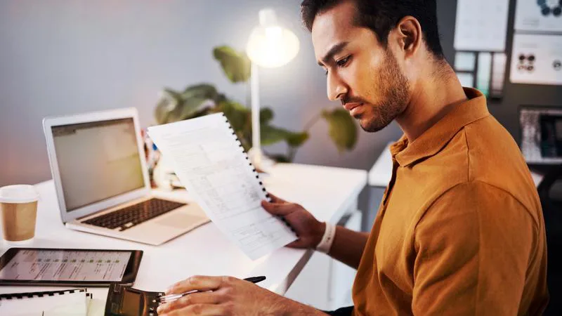 AI untuk tinjauan dan analisis kontrak hukum